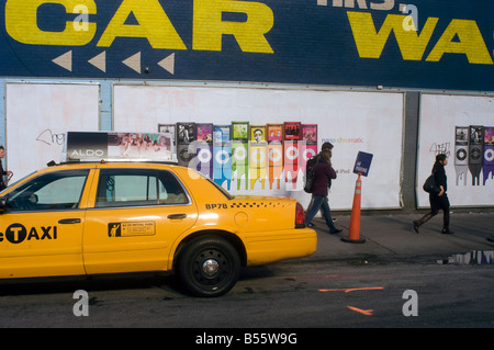 Un panneau pour le plus récent ordinateur Apple iPod nano est vu dans le quartier branché de West Chelsea Gallery à New York District Banque D'Images