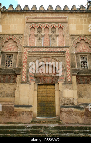 Porte de décoration sur la façade ouest de l'extérieur Mosquée de Cordoue Banque D'Images