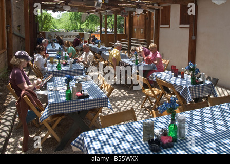 Texas Hill Country Fredericksburg Le Auslander Restaurant Biergarten German beer garden cafe Banque D'Images