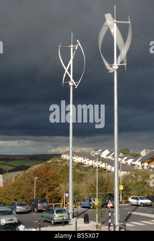 Eoliennes à axe vertical à l'extérieur de supermarché Sainsburys à Dartmouth Devon Banque D'Images