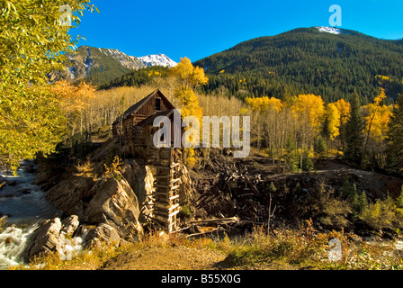 Voir l'automne de la Crystal River et le vieux moulin de cristal près de la ville historique de Crystal et en marbre, Colorado nous. Banque D'Images