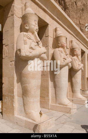Statues de osirienne à Hatchepsout Hatchepsout temple funéraire du complexe à Deir el-Bahri près de Luxor Egypte Banque D'Images