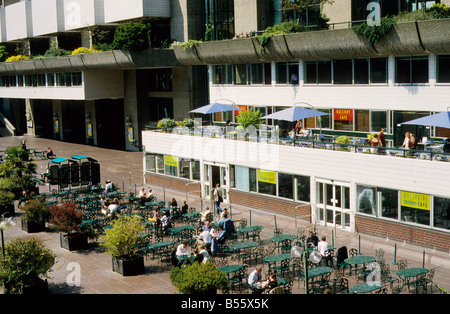 Barbican Centre, City de Londres, l'arrière du Centre des arts et de terrasses au bord du lac. Banque D'Images