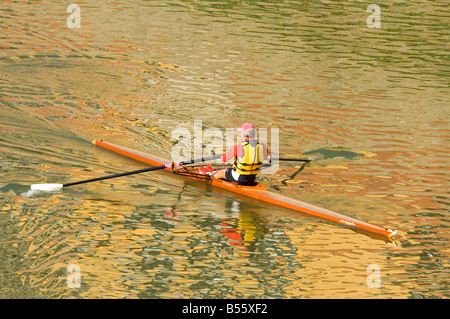 Un seul aviron aviron le long de l'Arno à Florence. Banque D'Images