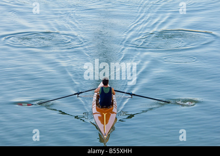 Un seul aviron aviron le long de l'Arno à Florence. Banque D'Images