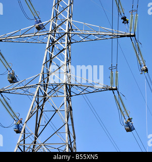 Les ingénieurs qui travaillent sur les lignes électriques Banque D'Images