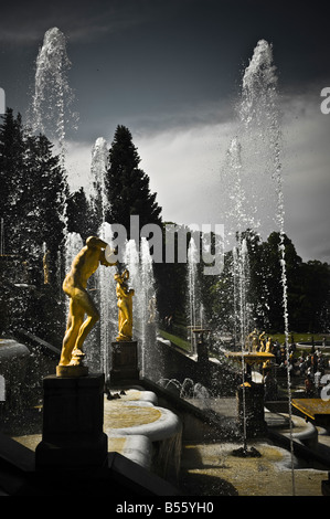 Fauntains à Peterhof Palace Banque D'Images