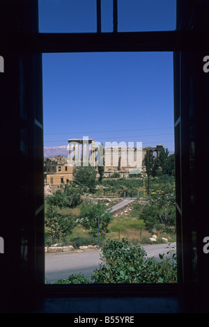 Elk163 1930 v Vallée de la Bekaa au Liban Baalbek Roman ruins temple principal de Palmyra complexes fenêtre d'hôtel Banque D'Images