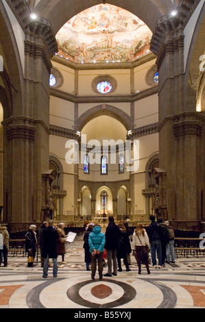 L'intérieur de la Basilica di Santa Maria del Fiore (Duomo) à Florence avec les touristes visiter et prendre des photos. Banque D'Images