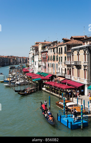 Restaurants sur la Riva del Vin sur le Grand Canal depuis le pont du Rialto, San Marco, Venise, Vénétie, Italie Banque D'Images