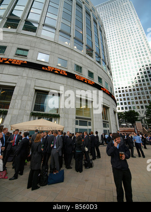 Businesspeople boissons et bonne ambiance à l'extérieur vendredi après-midi dans les Docklands Londres UK Banque D'Images