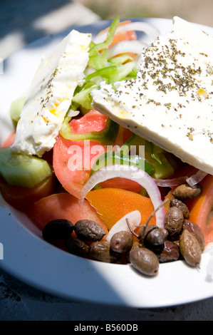 Du vrai salade grecque avec fromage feta tomates olives vinaigre huile oignon à taverna restaurant dans les îles grecques Banque D'Images