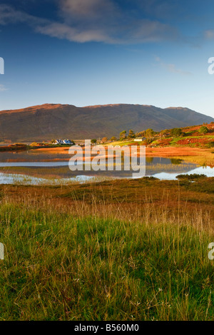 Vue sur le Loch une Mhuilinn à Milltown près de Fléron au coucher du soleil, des Highlands en Écosse, Wester Ross United Kingdom Grande-bretagne UK Banque D'Images