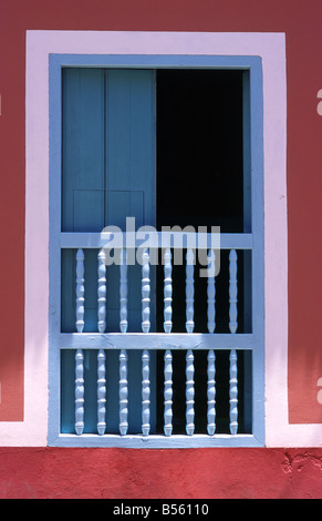 Fenêtre typique et de volets en bois, sur un bâtiment à Trinidad Cuba Banque D'Images