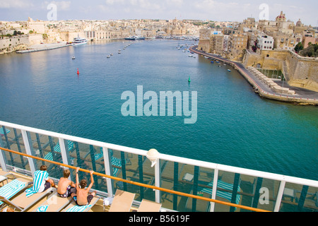 Vue sur les passagers des bateaux de croisière sur le port, La Valette, Malte Banque D'Images