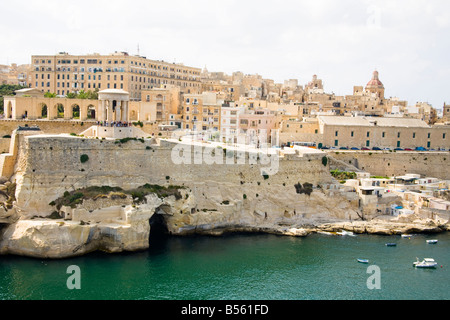 Vue de la Seconde Guerre mondiale Monument siège inférieur, Barracca Gardens et port de La Valette, Malte Banque D'Images