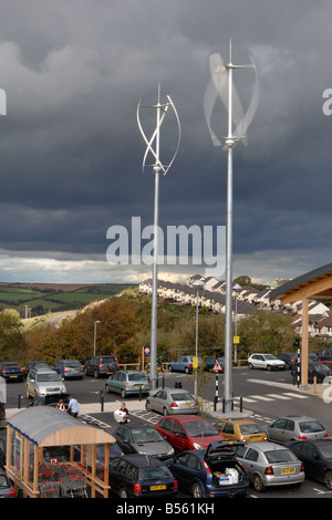 Eoliennes à axe vertical à l'extérieur de supermarché Sainsburys à Dartmouth Devon Banque D'Images