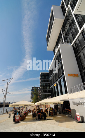 Résidentiel moderne- et immeubles de bureaux le long de la Kaiserkai Marco-Polo et à la nouvelle-Terrassen Hafencity au port de Hamburger Banque D'Images
