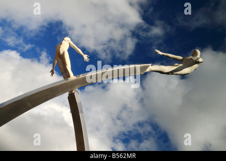 Une statue commémorant le scientifique, Francis Crick et son rôle dans la compréhension de l'ADN,contre un brillant ciel bleu Banque D'Images