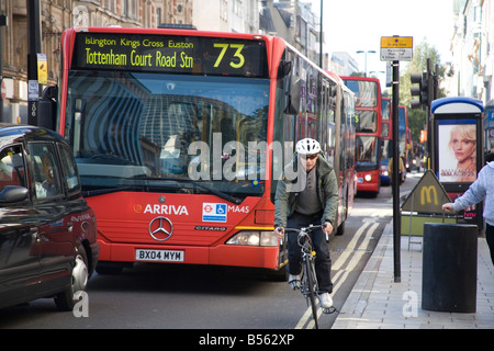 Trafic dans Oxford Street, London, W1 Banque D'Images