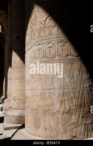 Les colonnes sculptées avec hiéroglyphes écrit à la salle hypostyle du temple ptolémaïque d'Edfou dédié au dieu faucon Horus, -57 237 avant notre ère, l'Égypte Banque D'Images