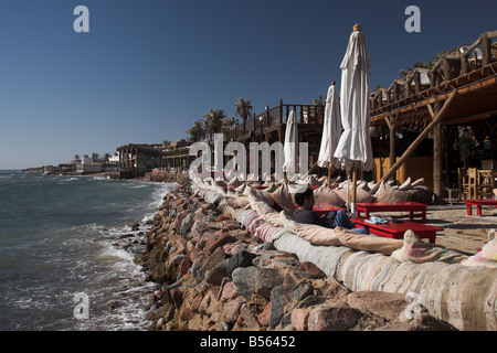 Un restaurant de style bédouin, appelé Funny Mummy au bord du Golfe d'Aquab à Dahab, Egypte en Amérique du Aarica. Banque D'Images