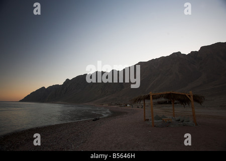 Coucher de soleil à la côte près de Les trois piscines de l'emplacement de piqué près de Dahab, péninsule du Sinaï dans le nord de l'Afrique. Banque D'Images