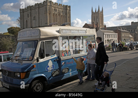 Famille qui achète des glaces provenant de van avec Abbey gate et derrière la cathédrale de Bury St Edmunds Suffolk Angleterre Banque D'Images