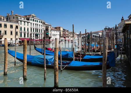 Gondoles sur le Grand Canal avec le Pont du Rialto, dans l'arrière-plan, San Marco, Venise, Vénétie, Italie Banque D'Images