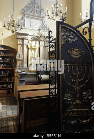 Intérieur de la synagogue Remu, l'un des plus vieux bâtiment juif à Cracovie, Pologne. Banque D'Images