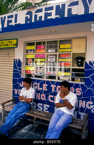 Peuple équatorien, jeunes hommes, agent de voyages, agence de voyages, tour operator, ville de Banos, Banos Tungurahua, Province, l'Équateur, en Amérique du Sud Banque D'Images