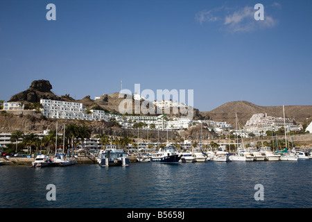 Hôtels Port et yachts et bateaux amarrés à Puerto Rico Gran Canaria Espagne Banque D'Images