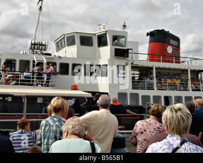 Les passagers la file d'attente pour le Ferry Mersey - Royal Iris - Liverpool, Royaume-Uni Banque D'Images