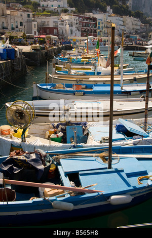 Les bateaux de pêche amarrés dans le port, Marina Grande, Capri, Italie Banque D'Images