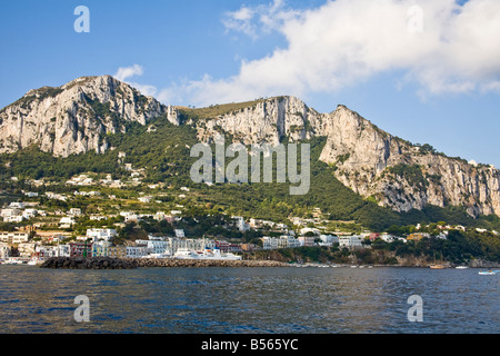 Vue sur l'île de Capri à partir de la mer, Capri, Italie Banque D'Images