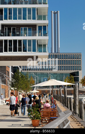 Vue le long des Dalmannkaipromenade avec les piétons qui passent au nouveau Hafencity à la grande port de Hambourg. Banque D'Images