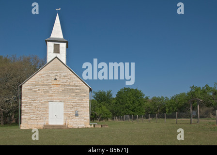 Texas Hill Country pommetier près de Fredericksburg historic St John s Lutheran Church construit 1897 Banque D'Images