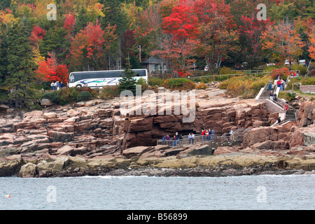 Autocar de touristes s'arrêtant à Thunder Hole dans l'Acadia National Park dans le Maine, USA Banque D'Images