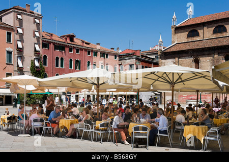 Déjeuner dans un restaurant à Campo Santo Stefano dans le quartier de San Marco, Venice, Veneto, Italie Banque D'Images