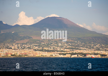 Sur le Vésuve depuis la mer, la baie de Naples, Italie Banque D'Images