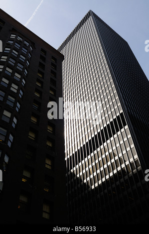 Façade est du bâtiment Monadnock (à gauche) et Kluczynski Federal Building (à droite). Dearborn Street avec W. Jackson Blvd. Chicago. Banque D'Images