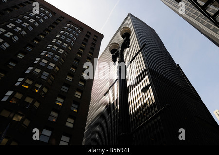 Façade est du bâtiment Monadnock (à gauche) et Kluczynski Federal Building (à droite). Dearborn Street avec W. Jackson Blvd. Chicago. Banque D'Images