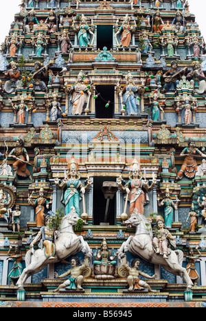 Dieux hindous ornent les 5 étages au Gopuram Raja Temple Sri Mahamariamman, Chinatown, Kuala Lumpur, Malaisie Banque D'Images