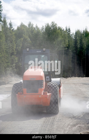 Compacteur de route Hamm sur le chantier de construction de routes compactant la plate-forme , Finlande Banque D'Images