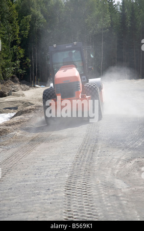 Compacteur de route Hamm sur le chantier de construction de routes compactant la plate-forme , Finlande Banque D'Images