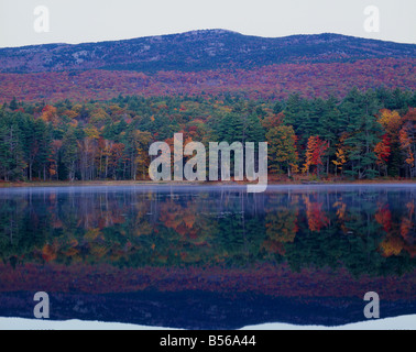 Couleurs d'automne du mont Monadnock reflétant dans Gilsom en étang Jaffrey, New Hampshire. Banque D'Images