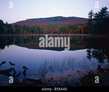 Couleurs d'automne du mont Monadnock reflétant dans Gilsom en étang Jaffrey, New Hampshire. Banque D'Images