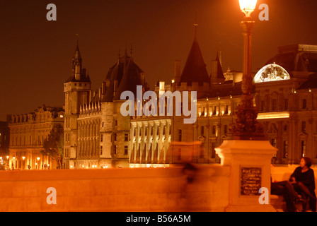 L'éclairage d'une partie de la Conciergerie complexe plus vaste connu sous le nom de Palais de Justice de Paris France Banque D'Images