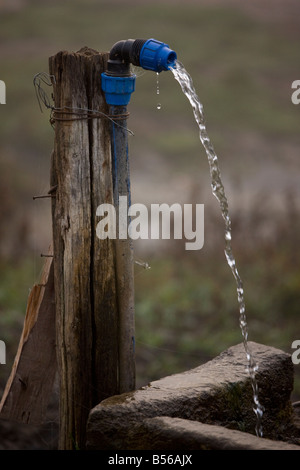 Dans la tuyère d'eau simple Crit villages saxons de Transylvanie Roumanie Banque D'Images