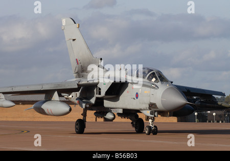 RAF Tornado Gr4 Fighter Bomber avion avec les réservoirs de carburant à taxying sous le tablier de dispersion de vol 2008 Banque D'Images